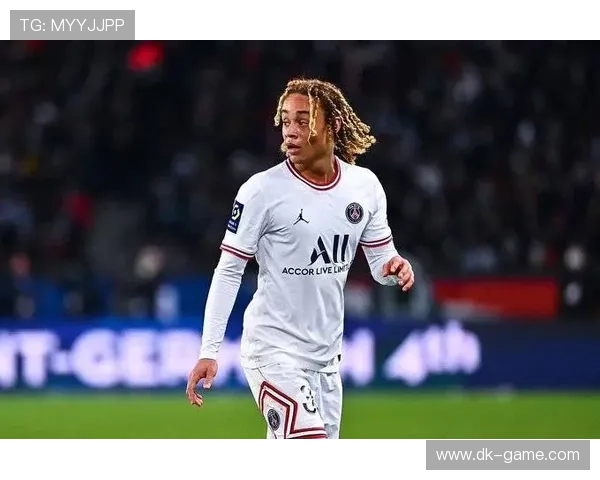 技术细腻引领进攻 哈维·西蒙斯成欧洲赛场中场新核心典范